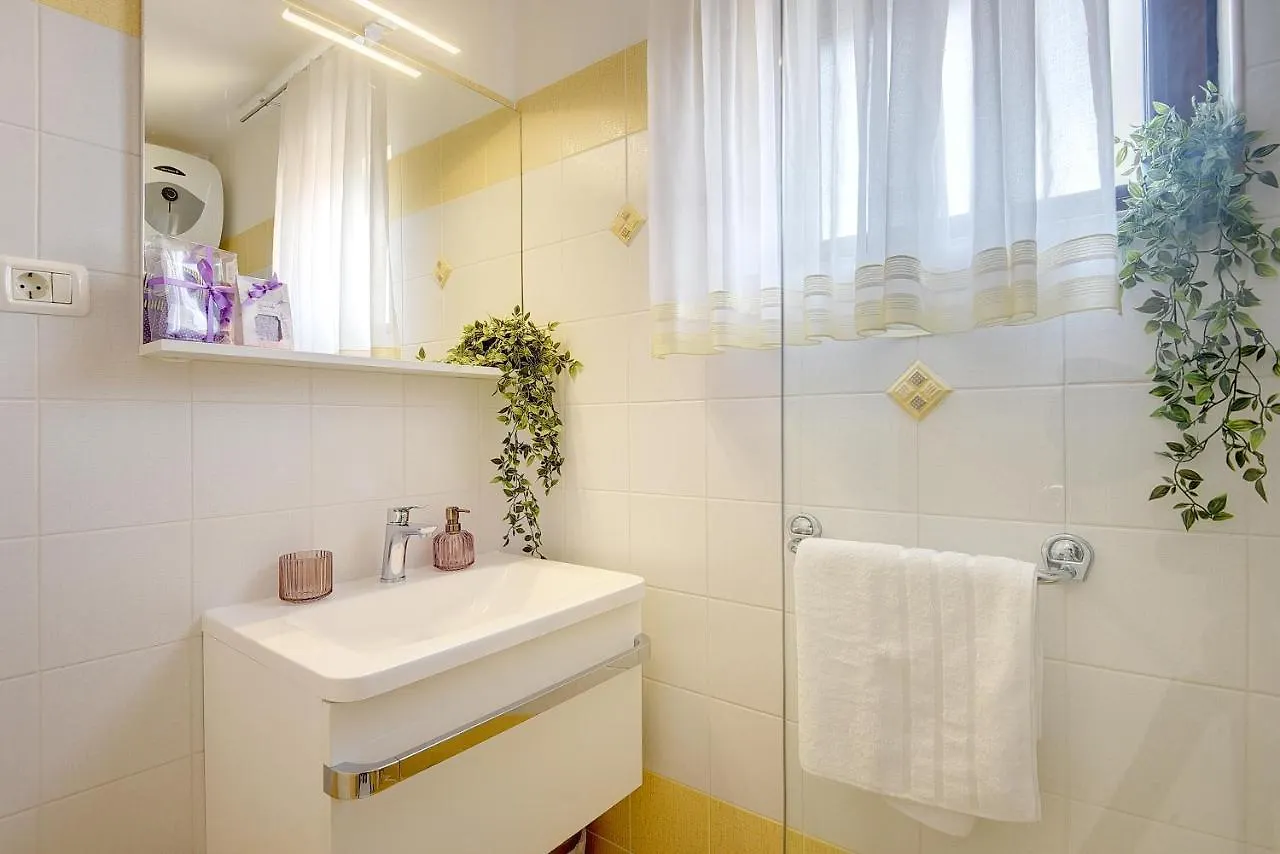 Apartments Vita Vinkuran 0*,  Croatia